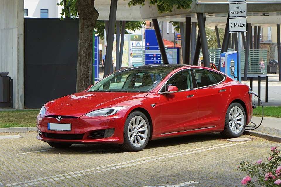 Tesla отзывает 817 тыс. электромобилей
