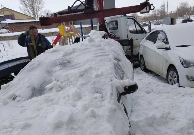 Житель Оренбурга закопал в снегу свою иномарку, опасаясь визита приставов