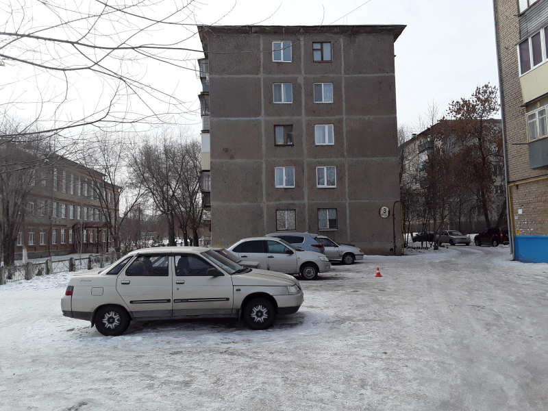 В Новотроицке неизвестный повредил чужой автомобиль и скрылся с места ДТП