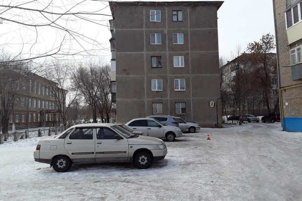 В Новотроицке неизвестный повредил чужой автомобиль и скрылся с места ДТП