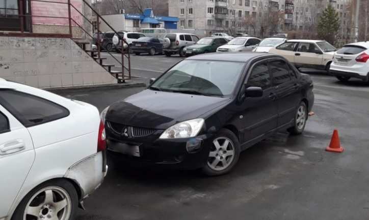 В Новотроицке нарушитель въехал в чужое авто и скрылся с места ДТП