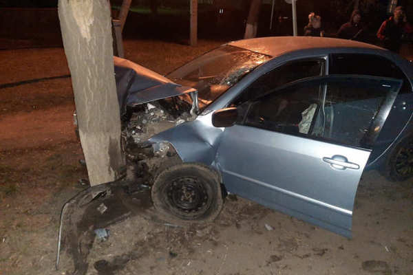 В Сорочинске «Тойота» после аварии врезалась в дерево