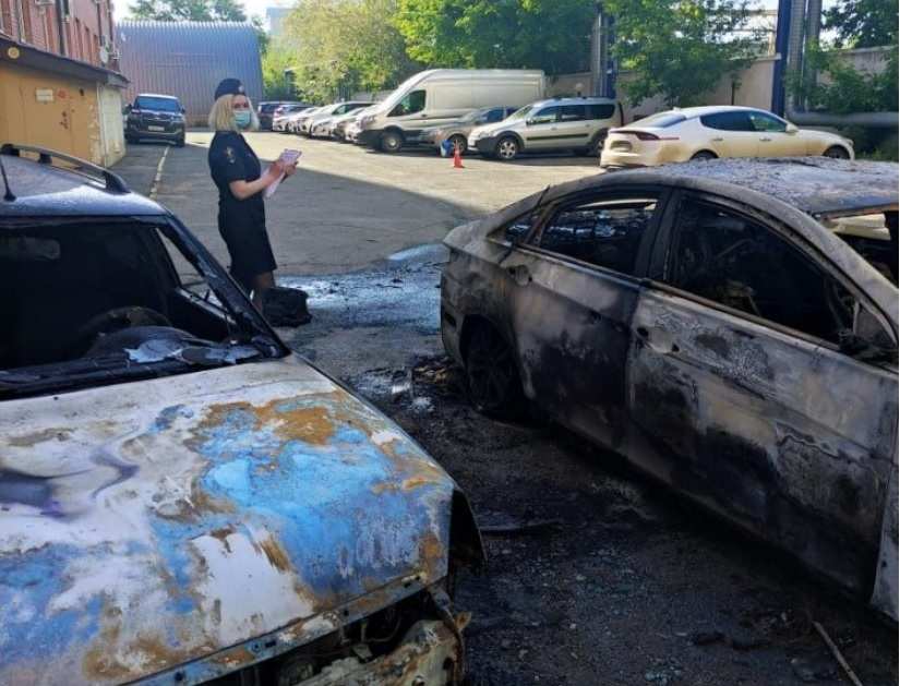 В Оренбурге неизвестный сжег два автомобиля