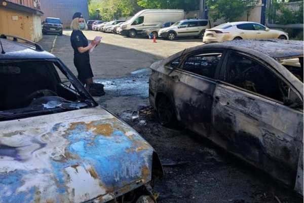 В Оренбурге неизвестный сжег два автомобиля