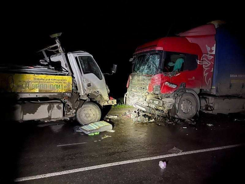 Житель Гая едва не погиб в смертельной аварии двух грузовиков