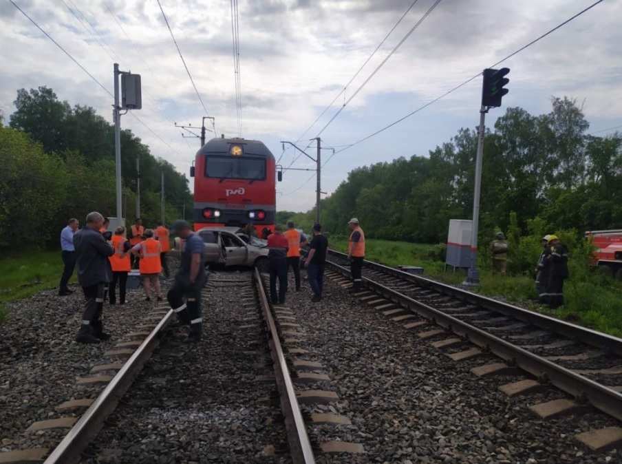 В Бугуруслане легковушка угодила под поезд