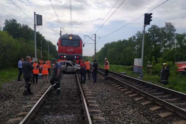 В Бугуруслане легковушка угодила под поезд