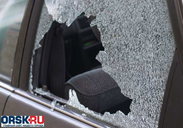 Оренбурженка добилась выплаты компенсации за падение оконного стекла на ее авто
