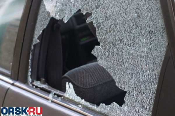 Оренбурженка добилась выплаты компенсации за падение оконного стекла на ее авто