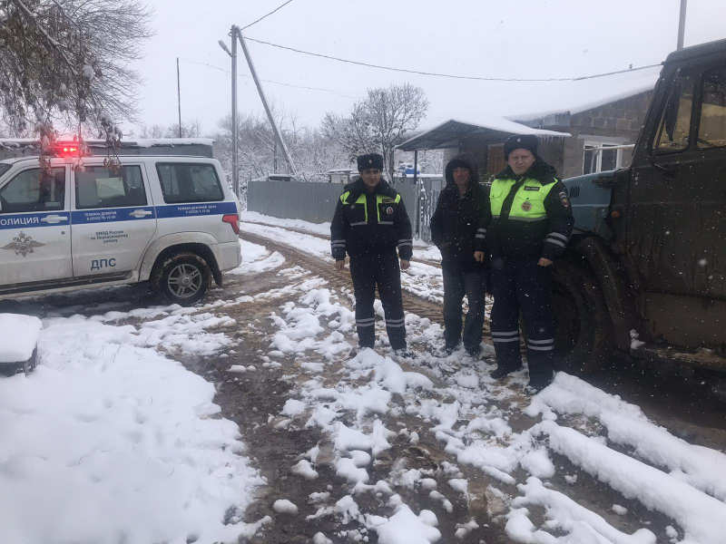 Машина коммунальщиков увязла в грязи в Переволоцком районе