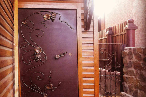 Металлические двери с художественной ковкой на заказ