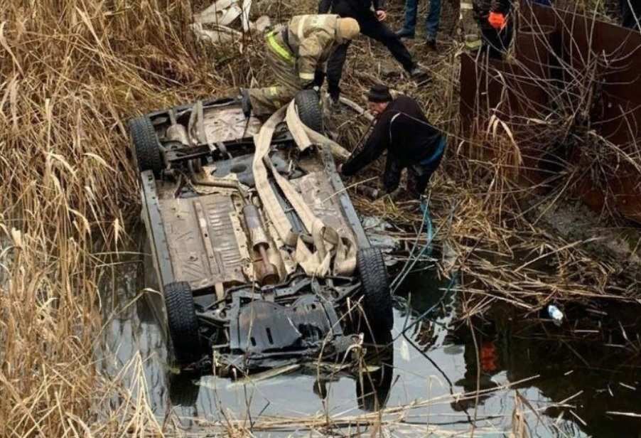 В Соль-Илецке автомобиль упал с моста в реку