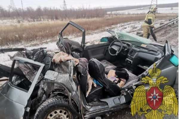 Оренбургским спасателям пришлось разрезать автомобиль, чтобы достать пострадавших