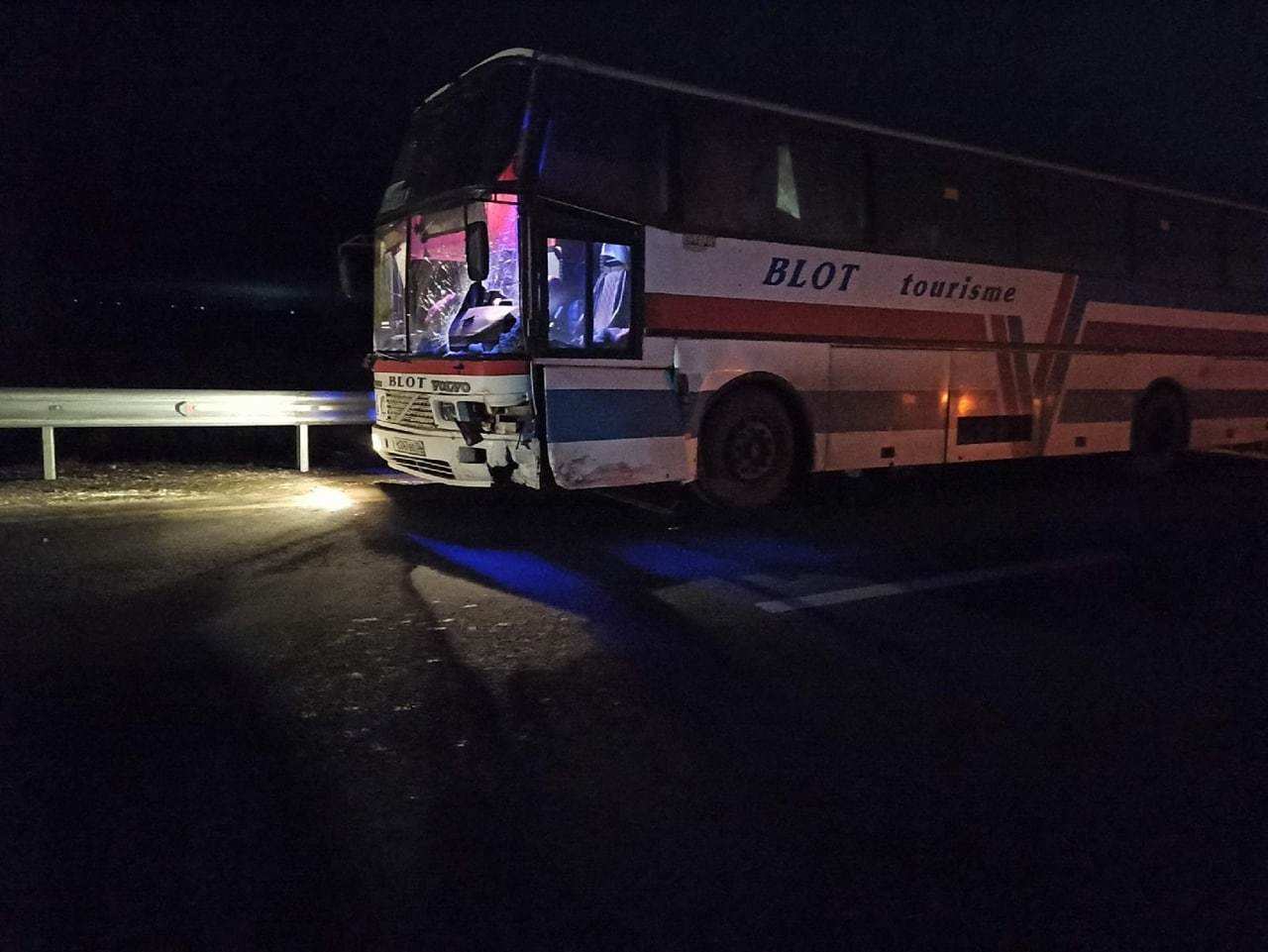 Под Соль-Илецком автобус насмерть сбил водителей, вышедших из машины после ДТП