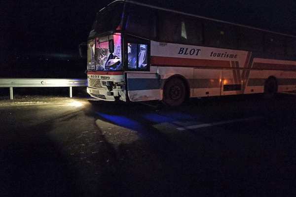 Под Соль-Илецком автобус насмерть сбил водителей, вышедших из машины после ДТП