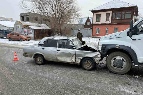 В Оренбурге столкнулись три автомобиля