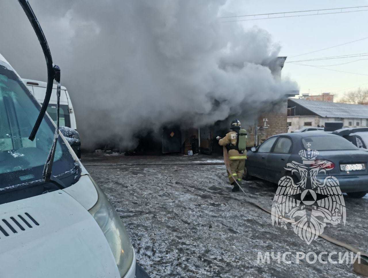 В автосервисе Оренбурга сгорели автомобиль и автобус