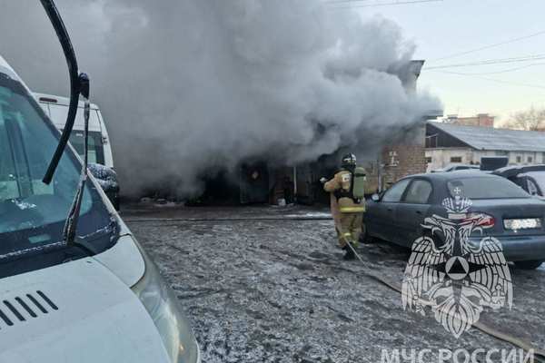 В автосервисе Оренбурга сгорели автомобиль и автобус