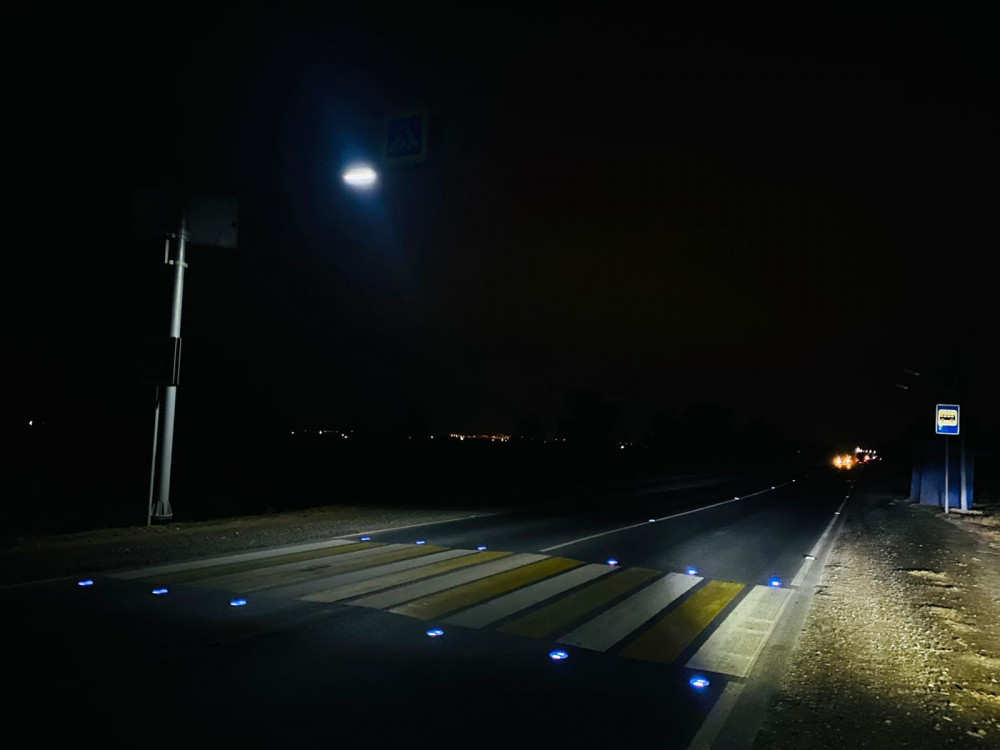 На трассе под Оренбургом появились светодиодные маячки, вмонтированные в дорожное полотно