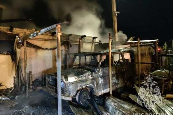 В Подгородней Покровке сгорели три автомобиля