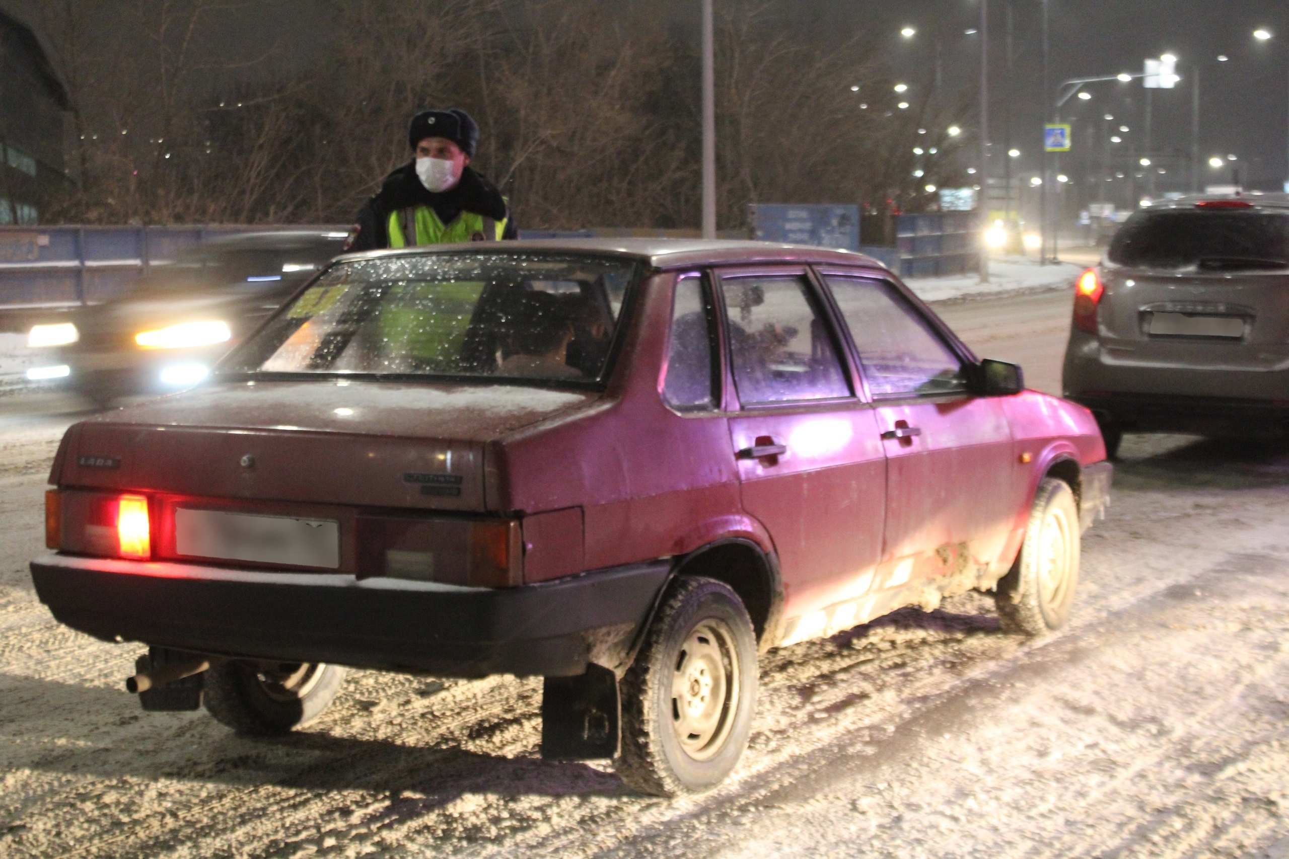 Сотрудники Госавтоинспекции Переволоцкого помогли мужчине отремонтировать автомобиль
