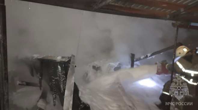 В Новотроицке сгорел гараж вместе с автомобилем внутри