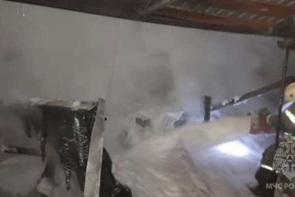В Новотроицке сгорел гараж вместе с автомобилем внутри