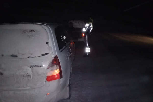 Сотрудники полиции Оренбургской области оказали помощь замерзающему водителю