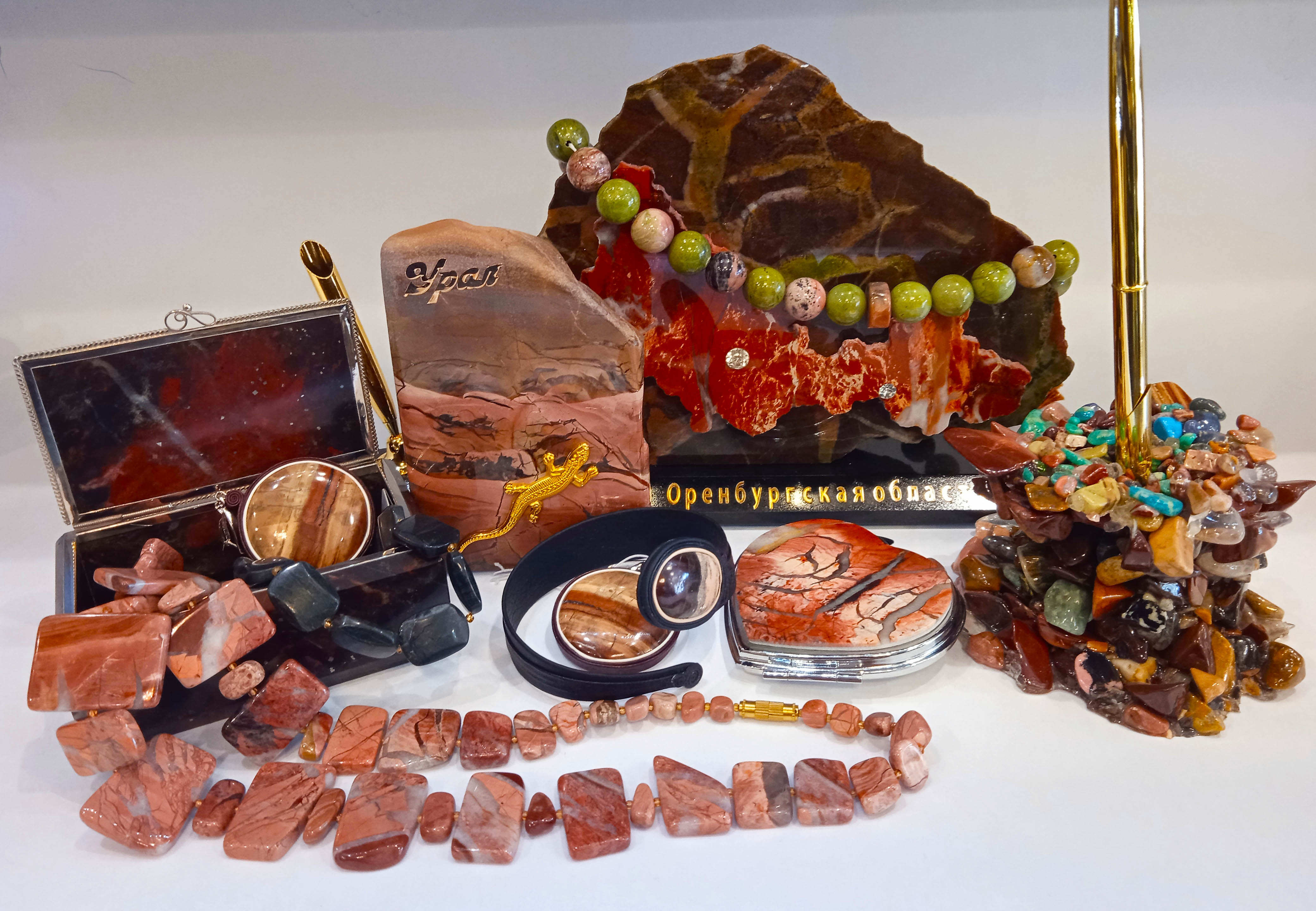 Сувениры и украшения из орской яшмы