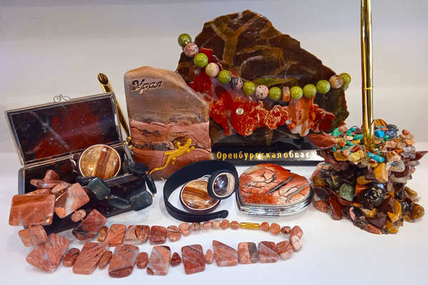 Сувениры и украшения из орской яшмы