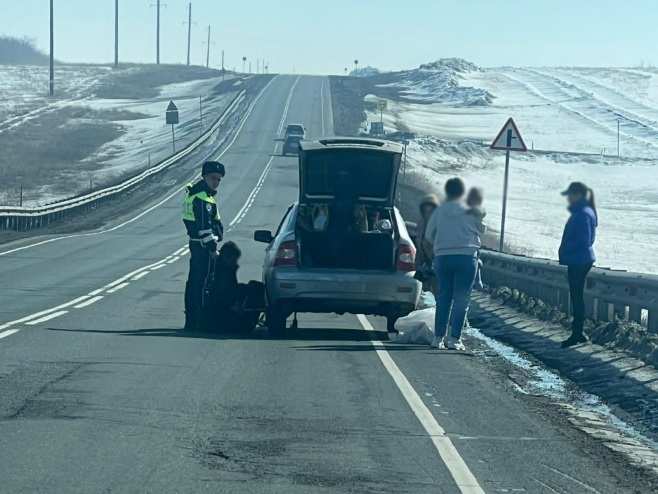 На трассе Орск-Оренбург сотрудник ГИБДД помог водителю поменять колесо
