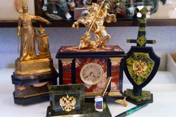 Сувениры с символикой России из орской яшмы