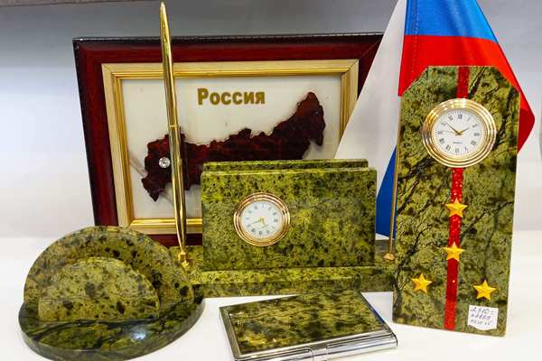 Сувениры с символикой России из орской яшмы