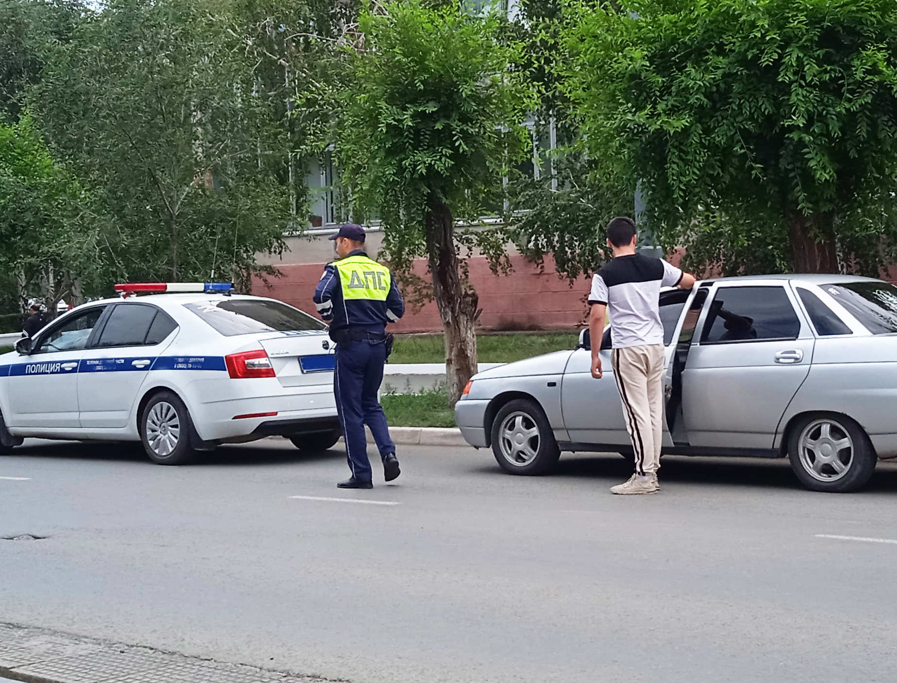 Остановка инспектором ГИБДД (ДПС) в права водителя, что нужно знать