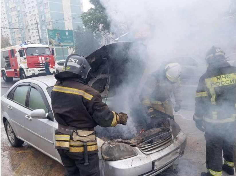 В Оренбурге загорелась припаркованная иномарка
