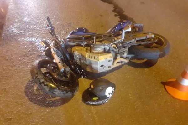 В Оренбурге мотоцикл врезался в два автомобиля и ограждение