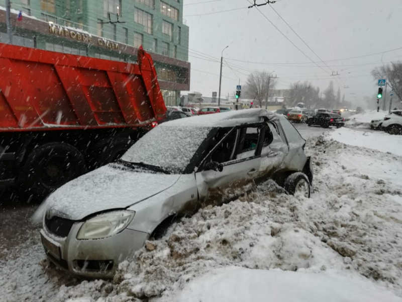 В Оренбурге в столкновении со спецтехникой погибла женщина