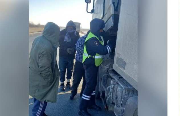 Сотрудники ГИБДД спасли замерзающих водителей, застрявших в Переволоцком районе