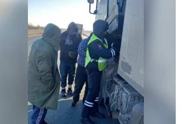 Сотрудники ГИБДД спасли замерзающих водителей, застрявших в Переволоцком районе