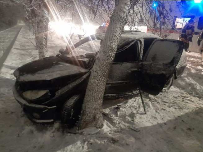 В Орске водитель иномарки въехал в дерево