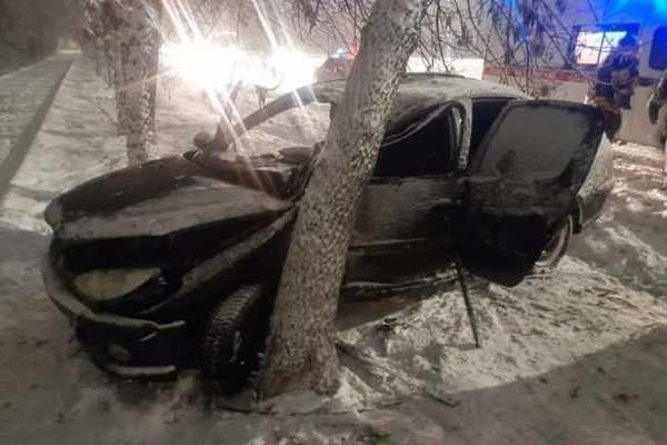 В Орске водитель иномарки въехал в дерево