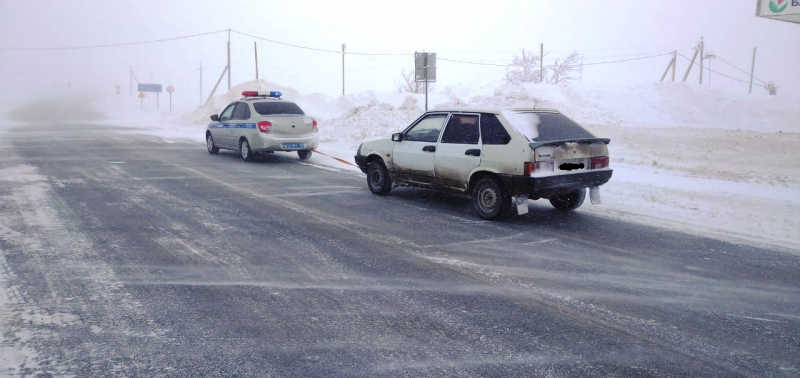 Полицейские спасли трёх жителей Медногорска из снежного плена