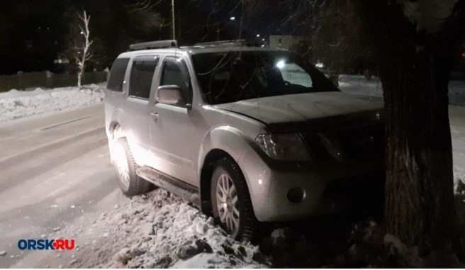 В Орске иномарка врезалась в дерево