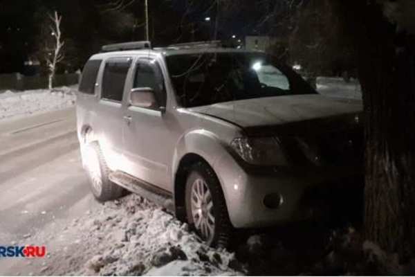 В Орске иномарка врезалась в дерево