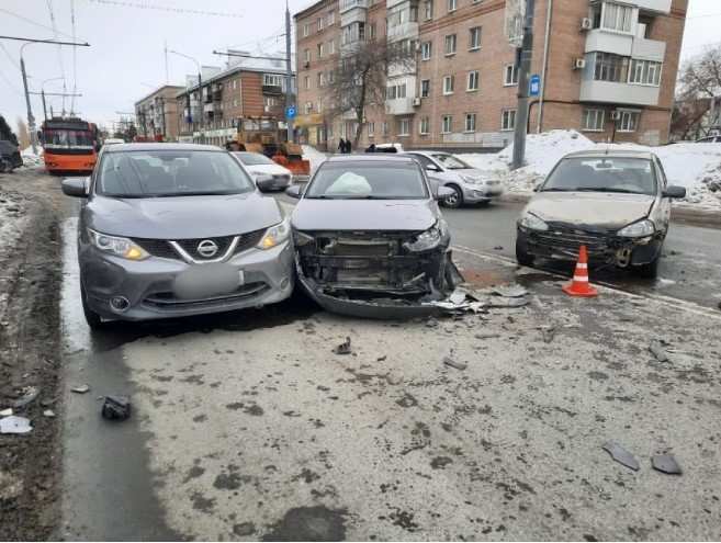 В Оренбурге столкнулись сразу пять автомобилей