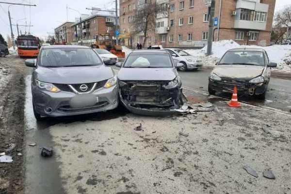 В Оренбурге столкнулись сразу пять автомобилей