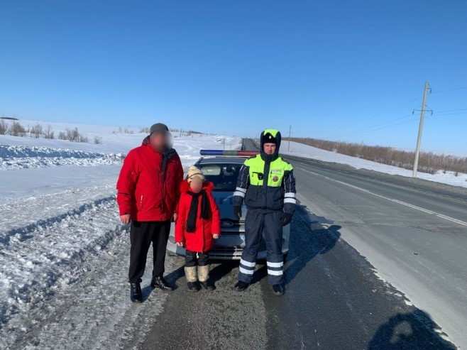 В Гайском ГО полицейские помогли водителю, который пробил два колеса