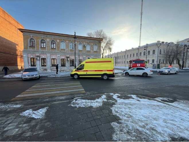 В Оренбурге на ул. Кобозева столкнулись два автомобиля