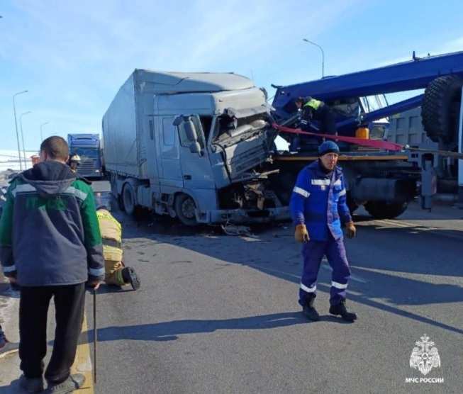 В Северном районе столкнулись грузовой автомобиль и автокран