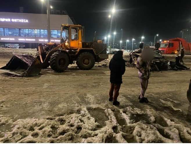 В Оренбурге столкнулись «Тойота Камри» и фронтальный погрузчик